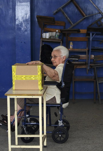 A woman votes during a referendum in Maracaibo February 15, 2009. Venezuelans voted on Sunday on a proposal that would allow Chavez to stay in power for as long as he keeps winning elections. [China Daily/Agencies]