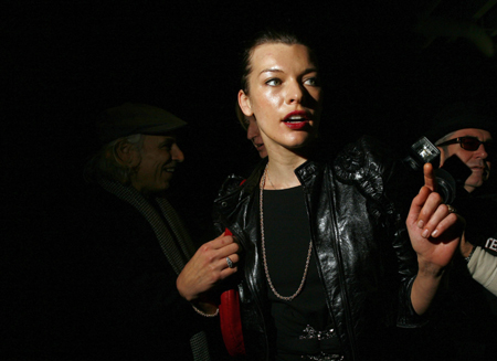 Actress Milla Jovovich arrives to the Donna Karan Fall 2009 collection during New York Fashion Week, February 16, 2009.[Xinhua/Reuters]