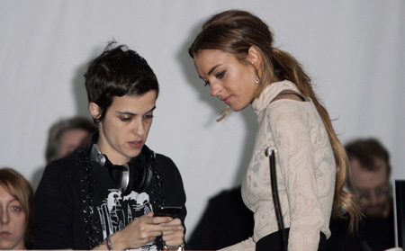 Actress Lindsay Lohan (R) talks to DJ Samantha Ronson before the Charlotte Ronson collection show at New York Fashion Week February 13, 2009.[Xinhua/Reuters]