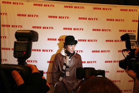Musician Rufus Wainwright poses for photographers back stage before the Miss Sixty 2009 fall/winter show during New York Fashion Week February 15, 2009. [Xinhua/Reuters]