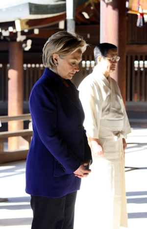 U.S. Secretary of State Hillary Clinton (L) visits Meiji Shrine (Meiji Jingu) in Tokyo Feb. 17, 2009. Hillary arrived in Tokyo late Monday on her inaugural overseas trip as the top U.S. diplomat.[Xinhua/Japan Pool]