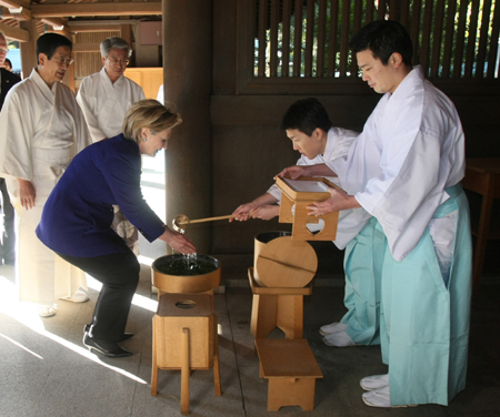 U.S. Secretary of State Hillary Clinton (3rd R) visits Meiji Shrine (Meiji Jingu) in Tokyo Feb. 17, 2009.[Xinhua/Japan Pool]