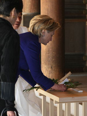 U.S. Secretary of State Hillary Clinton (R) visits Meiji Shrine (Meiji Jingu) in Tokyo Feb. 17, 2009.[Xinhua/Japan Pool]