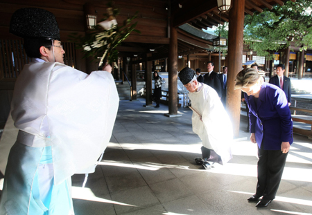 U.S. Secretary of State Hillary Clinton (1st R) visits Meiji Shrine (Meiji Jingu) in Tokyo Feb. 17, 2009.[Xinhua/Japan Pool]