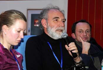 An Italian reporter asks questions during the press conference held by the Information Office of the Tibet Autonomous Region government in Lhasa, capital of southwest China&apos;s Tibet Autonomous Region, Feb. 10, 2009.[Chogo/Xinhua]