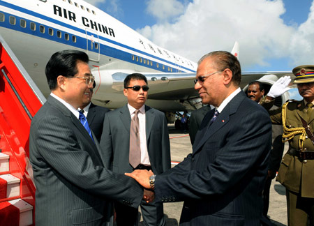 Chinese President Hu Jintao arrived Monday in Port Louis, the capital of Mauritius, for a state visit aimed at enhancing bilateral friendship and cooperation.