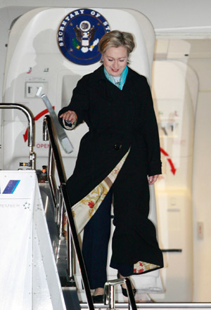 U.S. Secretary of State Hillary Clinton arrives at the Haneda Airport of Tokyo, Japan, on Feb. 16, 2009. Hillary Clinton is visiting Japan, Indonesia, South Korea and China this week on her first foreign trip as U.S. Secretary of State.(Xinhua/Ren Zhenglai) 