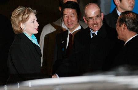 U.S. Secretary of State Hillary Clinton (L1) arrives at the Haneda Airport of Tokyo, Japan, on Feb. 16, 2009. (Xinhua/Ren Zhenglai)