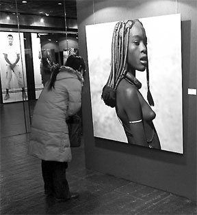 Photos about Africa exhibited on Beijing Haidian Museum at the end of last year attract Chinese viewers' attention. 