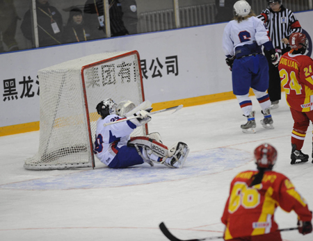 Player of China scores during their women ice hockey preliminary against Slovakia, the first match at the 24th World Winter Universiade in the Harbin Ice Hockey Gym of Harbin, capital of northeast China&apos;s Heilongjiang Province, Feb. 18, 2009. (Xinhua/Zhou Que)