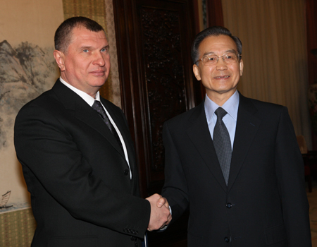 China and Russia on Tuesday signed seven agreements on a package cooperation program for energy resources. Chinese Premier Wen Jiabao (R) meets with Russian Deputy Prime Minister Igor Sechin at Zhongnanhai in Beijing, China, on Feb. 17, 2009. [Xinhua]