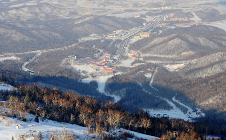 Photo taken on Feb 17, 2009 shows the full extent of Yabuli Ski Resort, 195km southeast away from Harbin City, capital of northeast China's Heilongjiang Province. [Wang Jianwei/Xinhua]