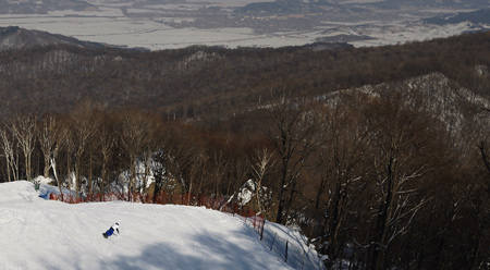 A skier takes a training session for parallel giant slalom snowboarding competitions of the 24th World Winter Universiade at Maoershan Ski Resort in Maoershan Town 85km southeast from Harbin, capital of northeast China's Heilongjiang Province, Feb.17, 2009.[Liao Yujie/Xinhua]