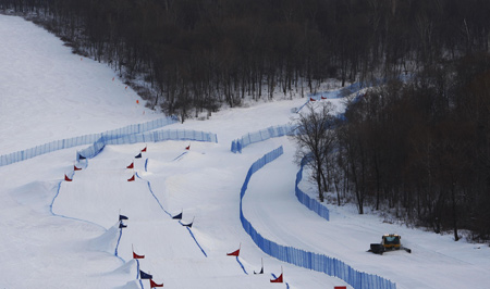 A snow shovel vehicle works at Maoershan Ski Resort in Maoershan Town 85km southeast from Harbin, capital of northeast China's Heilongjiang Province, Feb.17, 2009.[Liao Yujie/Xinhua]