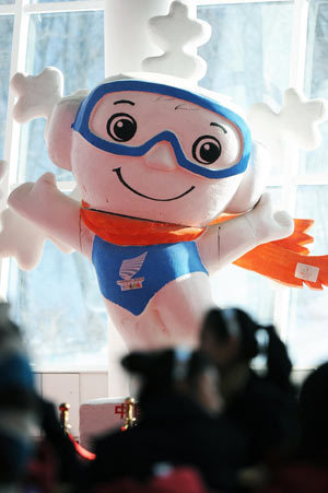 Photo taken on Feb.17, 2009 shows Dongdong, the mascot of the 24th Winter Universiade in Yabuli Ski Resort. Snow sports of the 24th World Winter Universiade will take place at Yabuli Ski Resort and Maoershan Ski Resort outside Harbin, capital of northeast China’s Heilongjiang Province. The 24th World Winter Universiade will start on Feb. 18 in Harbin. [Yang Lei/Xinhua]