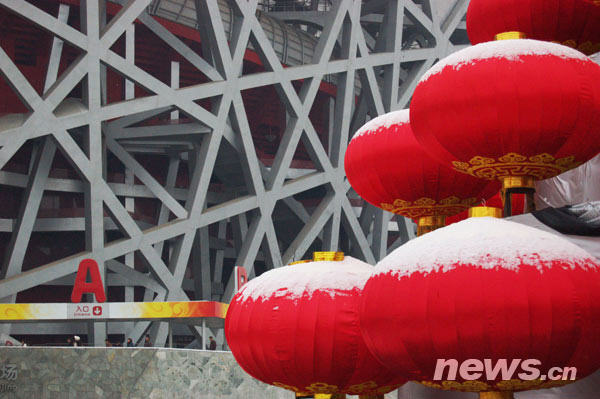 Snow is seen on lanterns in 'Bird's Nest' in Beijing, Capital of China, Feb. 17, 2009. [Xinhua]