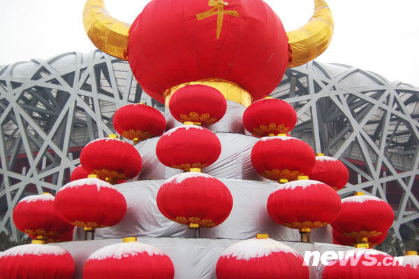 Snow is seen on lanterns in 'Bird's Nest' in Beijing, Capital of China, Feb. 17, 2009. [Xinhua]