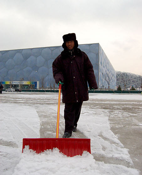 Snow is seen in 'Water Cube' in Beijing, Capital of China, Feb. 17, 2009. [Xinhua] 