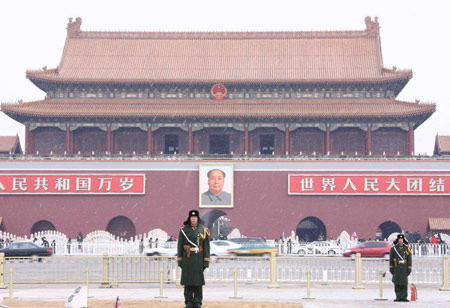 Chinese armed police soldiers stand guard in snow at the Tian'anmen Square in Beijing, capital of China, Feb. 17, 2009. The icy weather gripped the city on Tuesday morning. [Chen Jianli/Xinhua] 