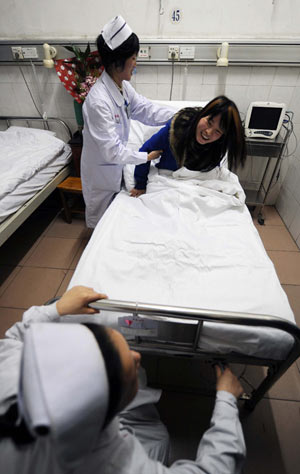 A bird flu patient surnamed Shu prepares to leave the Xiangya Hospital affiliated to Zhongnan University in Changsha, central China's Hunan Province, on Feb. 17, 2009. Shu was confirmed as infected with bird flu on Feb. 30, the first human case in Hunan Province. She recovered from the illness after 20-day treatment and left the hospital on Feb. 17. [Zhao Zhongzhi/Xinhua]