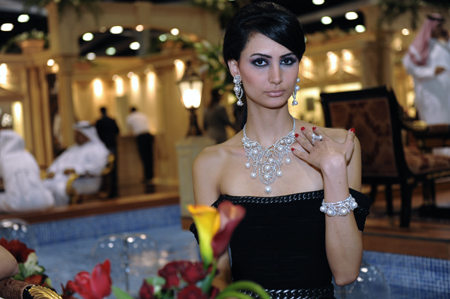 A model displays a set of pearl jewellery during the 6th Doha Jewellery and Watch Exhibition in Doha, capital of Qatar, Feb. 17, 2009. The six-day exhibition opened on Tuesday. [Chen Shaojin/Xinhua]