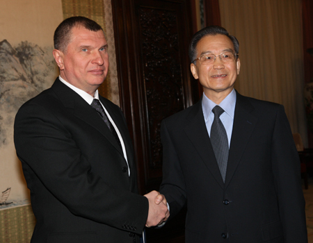 Chinese Premier Wen Jiabao (R) meets with Russian Deputy Prime Minister Igor Sechin at Zhongnanhai in Beijing, China, on Feb. 17, 2009. (Xinhua/Yao Dawei)