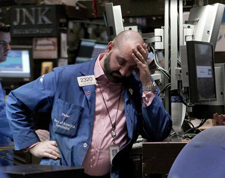 A trader works on the floor of the New York Stock Exchange February 17, 2009. Stocks slid within striking distance of the November bear-market low on Tuesday, as grim manufacturing data signaled the recession is worsening and warnings on risks facing European banks underscored the continuing toll of the financial crisis.[Xinhua]
