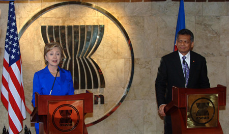  U.S. Secretary of State Hillary Clinton (L) and ASEAN Secretary General Surin Pitsuwan attend a joint press conference at the ASEAN secretariat in Jakarta, Indonesia, on February 18, 2009. [Yue Yuewei/Xinhua]