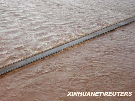 Flood waters lap at the edge of the Fortescue Bridge in the Pilbara Region in northern part of Western Australia state in this handout picture received February 18, 2009. [Xinhua/Reuters]