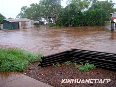  Flooding rivers and heavy rains cut off towns, stopped mining operations and damaged crops in three Australian states on February 18, 2009.[Xinhua/AFP]