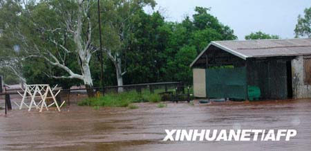 Flooding rivers and heavy rains cut off towns, stopped mining operations and damaged crops in three Australian states on February 18, 2009.[Xinhua/AFP]