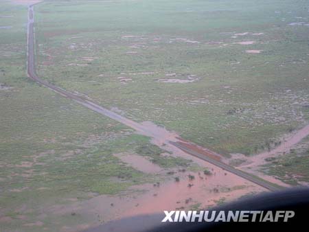 Flooding rivers and heavy rains cut off towns, stopped mining operations and damaged crops in three Australian states on February 18, 2009.[Xinhua/AFP]