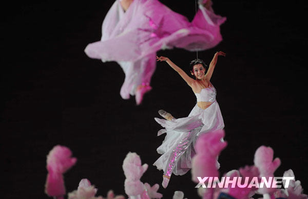 Artists perform prior to the opening ceremony of the 24th World Winter Universiade at Harbin International Conference, Exhibition and Sports Centre Gym in Harbin, capital of northeast China's Heilongjiang Province, Feb.18, 2009. [Xinhua]