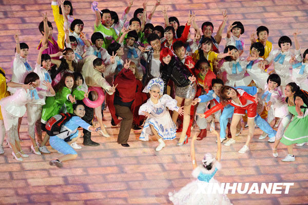 Artists perform prior to the opening ceremony of the 24th World Winter Universiade at Harbin International Conference, Exhibition and Sports Centre Gym in Harbin, capital of northeast China's Heilongjiang Province, Feb.18, 2009. [Xinhua]