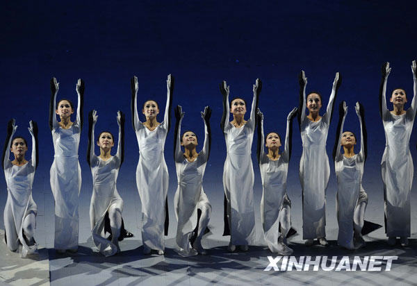 Artists perform prior to the opening ceremony of the 24th World Winter Universiade at Harbin International Conference, Exhibition and Sports Centre Gym in Harbin, capital of northeast China's Heilongjiang Province, Feb.18, 2009. [Xinhua]