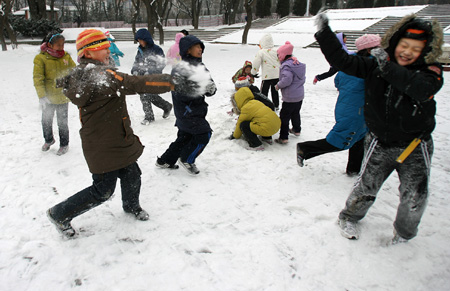 Children have a snow fight in Dalian, northeast China's Liaoning province on February 18, 2009. The snow on Wednesday coincided with 'Rain Water', one of the 24 solar terms accordingt to the ancient Chinese luni-solar calendar, when it usually rains. Snow has eased the drought in the north China. [Xinhua]