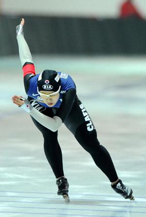 Lee Sang Hwa of South Korea competes during the women's 500m speed skating finals at the 24th World Winter Universiade in the Heilongjiang Speed Skating Gym of Harbin, capital of northeast China's Heilongjiang Province, Feb. 19, 2009. Lee Sang Hwa claimed the title with 76.36 seconds in the event, the first gold medal of the Winter Universiade. [Li Yong/Xinhua]