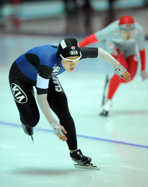 Lee Sang Hwa of South Korea competes during the women's 500m speed skating finals at the 24th World Winter Universiade in the Heilongjiang Speed Skating Gym of Harbin, capital of northeast China's Heilongjiang Province, Feb. 19, 2009. Lee Sang Hwa claimed the title with 76.36 seconds in the event, the first gold medal of the Winter Universiade.[Zhou Que/Xinhua]