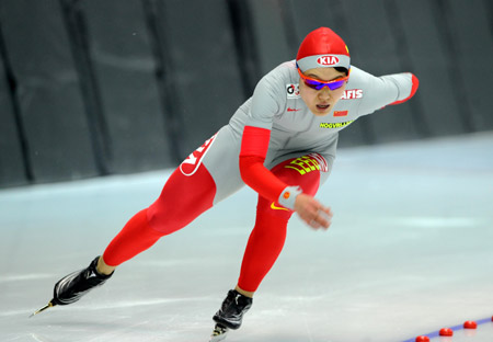 China's Zhang Shuang competes during the women's 500m speed skating finals at the 24th World Winter Universiade in the Heilongjiang Speed Skating Gym of Harbin, capital of northeast China's Heilongjiang Province, Feb. 19, 2009. Zhang took the bronze medal with 77.30 seconds in the event. [Li Yong/Xinhua]