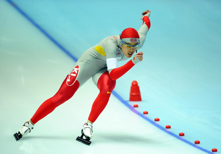China's Yu Jing competes during the women's 500m speed skating finals at the 24th World Winter Universiade in the Heilongjiang Speed Skating Gym of Harbin, capital of northeast China's Heilongjiang Province, Feb. 19, 2009. Yu took the silver medal in the event. [Liu Dawei/Xinhua] 