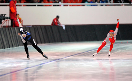Lee Sang Hwa (L) of South Korea competes during the women's 500m speed skating finals at the 24th World Winter Universiade in the Heilongjiang Speed Skating Gym of Harbin, capital of northeast China's Heilongjiang Province, Feb. 19, 2009. Lee Sang Hwa claimed the title in the event, the first gold medal of the Winter Universiade. [Li Yong/Xinhua]