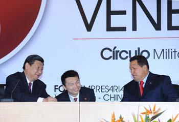 Chinese Vice President Xi Jinping (1st L) talks with Venezuelan President Hugo Chavez (1st R) at a business seminar in Caracas, Venezuela, Feb. 17, 2009. [Huang Jingwen/Xinhua]