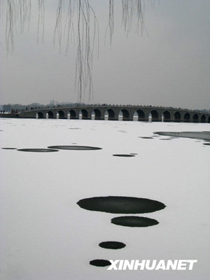 Snow is seen in the Summer Palace in Beijing, Feb. 17, 2009. [Jiang Mingli/Xinhua]