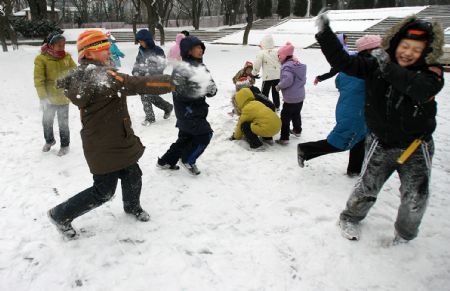 Chinese children play with snowballs after a winter snowfall in Dalian, northeast China's Liaoning Province, Feb. 18, 2009. Rain and snowfall have helped ease a severe drought in northern and eastern China. [Lu Guozhong/Xinhua]