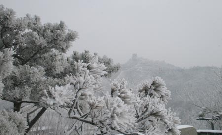 Photo taken on Feb. 18, 2009 shows the snow-covered Badaling section of the Great Wall in Beijing, capital of China. The first snowfall hitting Beijing this year continued Wednesday morning. [Zhang Min/Xinhua]