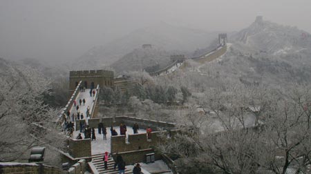 People visit the snow-covered Badaling section of the Great Wall in Beijing, capital of China, Feb. 18, 2009. The first snowfall hitting Beijing this year continued Wednesday morning. [Zhang Min/Xinhua] 
