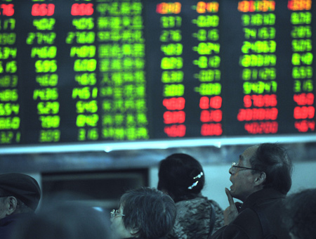 Investors look at an electronic screen at a brokerage in southwest China's Chongqing municipality Feb. 18, 2009. China's stock market tumbled Wednesday with the benchmark Shanghai Composite Index falling 4.72 percent and the Shenzhen Component Index dropping 4.46 percent. [Xinhua]