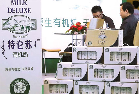 Mengniu's premium product - Dluxe Milk - displayed at a food exhibition in Shanghai.[China Daily] 