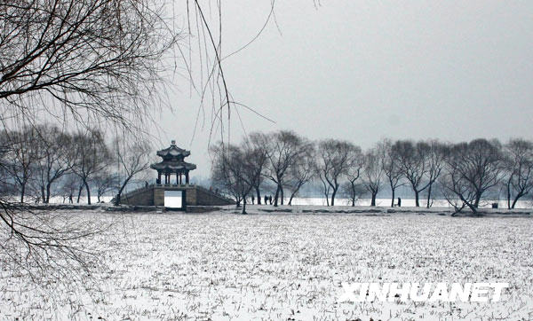 Photo taken on Feb. 17, 2009 shows the snow-covered Summer Palace in Beijing, capital of China. The first snowfall hitting Beijing this year continued Wednesday morning. 