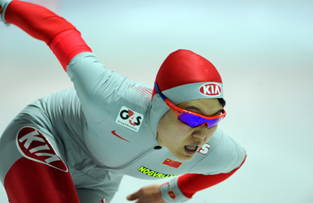 China's Zhang Shuang competes during the women's 500m speed skating finals at the 24th World Winter Universiade in the Heilongjiang Speed Skating Gym of Harbin, capital of northeast China's Heilongjiang Province, Feb. 19, 2009. Zhang took the bronze medal with 77.30 seconds in the event. 